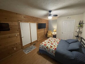 2 slaapkamers, een strijkplank/strijkijzer, internet, beddengoed