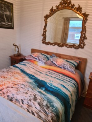 2 bedrooms, iron/ironing board, travel crib, free WiFi - Arty, two bed coastal cottage close to beach, nature reserve, river & viaduct. (Hartlepool)