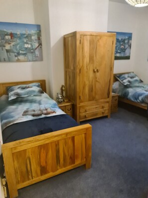 2 bedrooms, iron/ironing board, travel crib, free WiFi - Arty, two bed coastal cottage close to beach, nature reserve, river & viaduct. (Hartlepool)