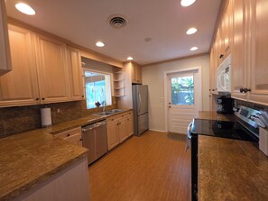 Microwave, oven, stovetop, dishwasher - 2 Bedroom 2 Bathroom House with Beach and Bay Access (Englewood)