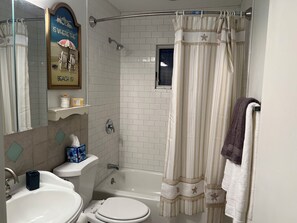 Toallas, jabón, papel de baño 