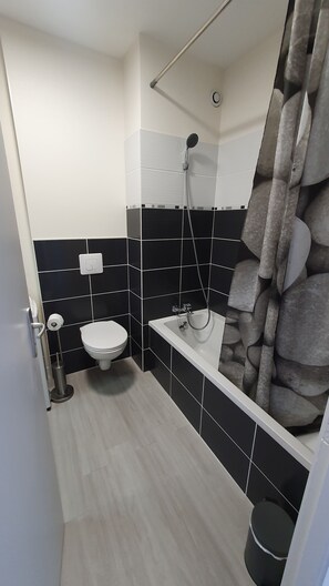 Hair dryer, towels, soap, toilet paper - Le Bury Pleasant studio with garage and superb view (Angoulême)