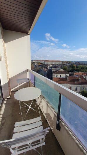 Outdoor dining - Le Bury Pleasant studio with garage and superb view (Angoulême)