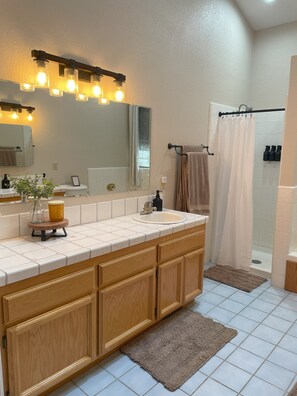 Jetted bath, hair dryer, bidet, towels - Cozy Cabin in Lake Almanor Pines (Westwood)