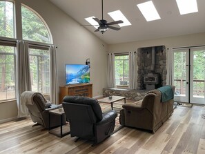 Living area - Cozy Cabin in Lake Almanor Pines (Westwood)