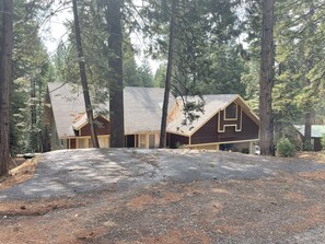 Exterior - Cozy Cabin in Lake Almanor Pines (Westwood)