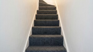 Eine Treppe mit Teppichbelag, die nach oben führt.