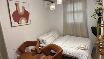 Skrivbord, strykjÀrn/strykbrÀda, wi-fi och sÀngklÀder