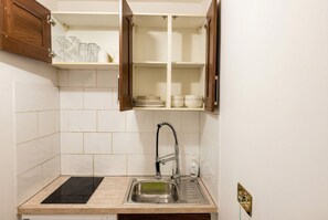 冰箱、微波炉、烤箱、炉灶