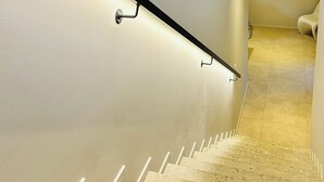 Eine Treppe mit Handlauf und einem an der Wand befestigten Kunstwerk.