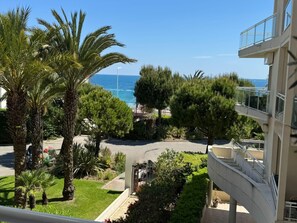 Property grounds - Terrace & Pool Just Steps from the Beach (Cannes)