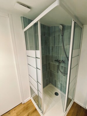 ヘアドライヤー、タオル、石鹸、トイレットペーパー