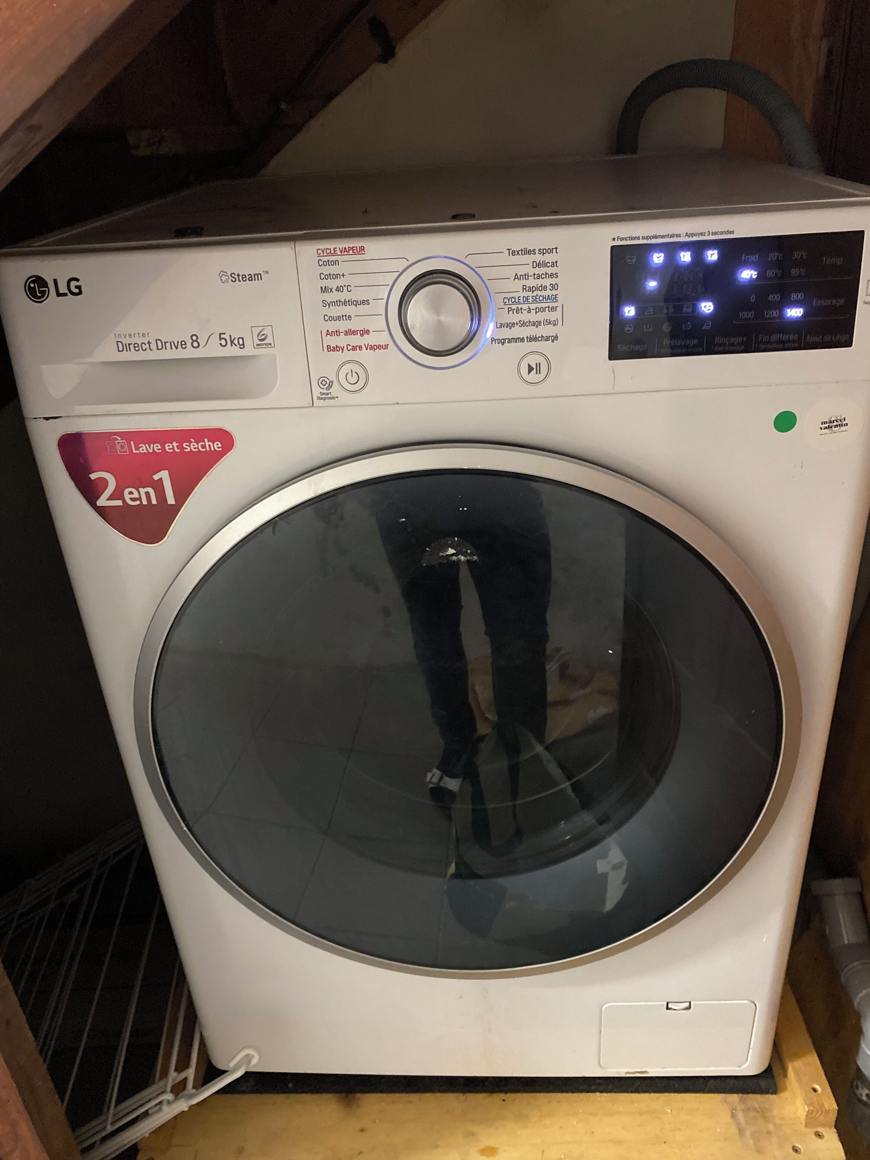 Een witte LG Direct Drive wasmachine van 8 kg met een 2-in-1 programma, waaronder een babyzorg instelling.