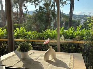 Dining - Bright studio with pool and garden view (Mandelieu-la-Napoule)