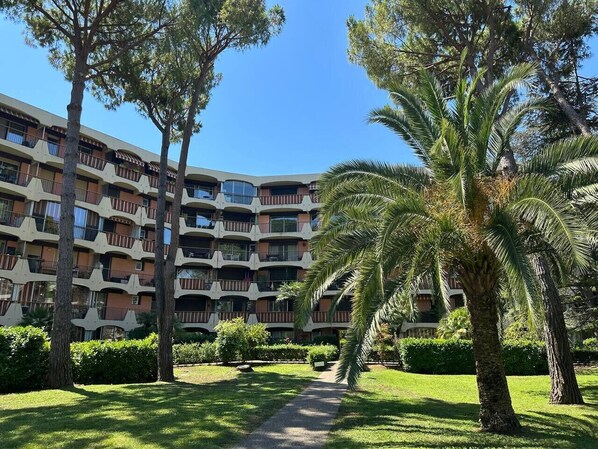 Exterior - Bright studio with pool and garden view (Mandelieu-la-Napoule)