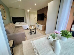 1 bedroom, iron/ironing board, WiFi, bed sheets - Bright studio with pool and garden view (Mandelieu-la-Napoule)