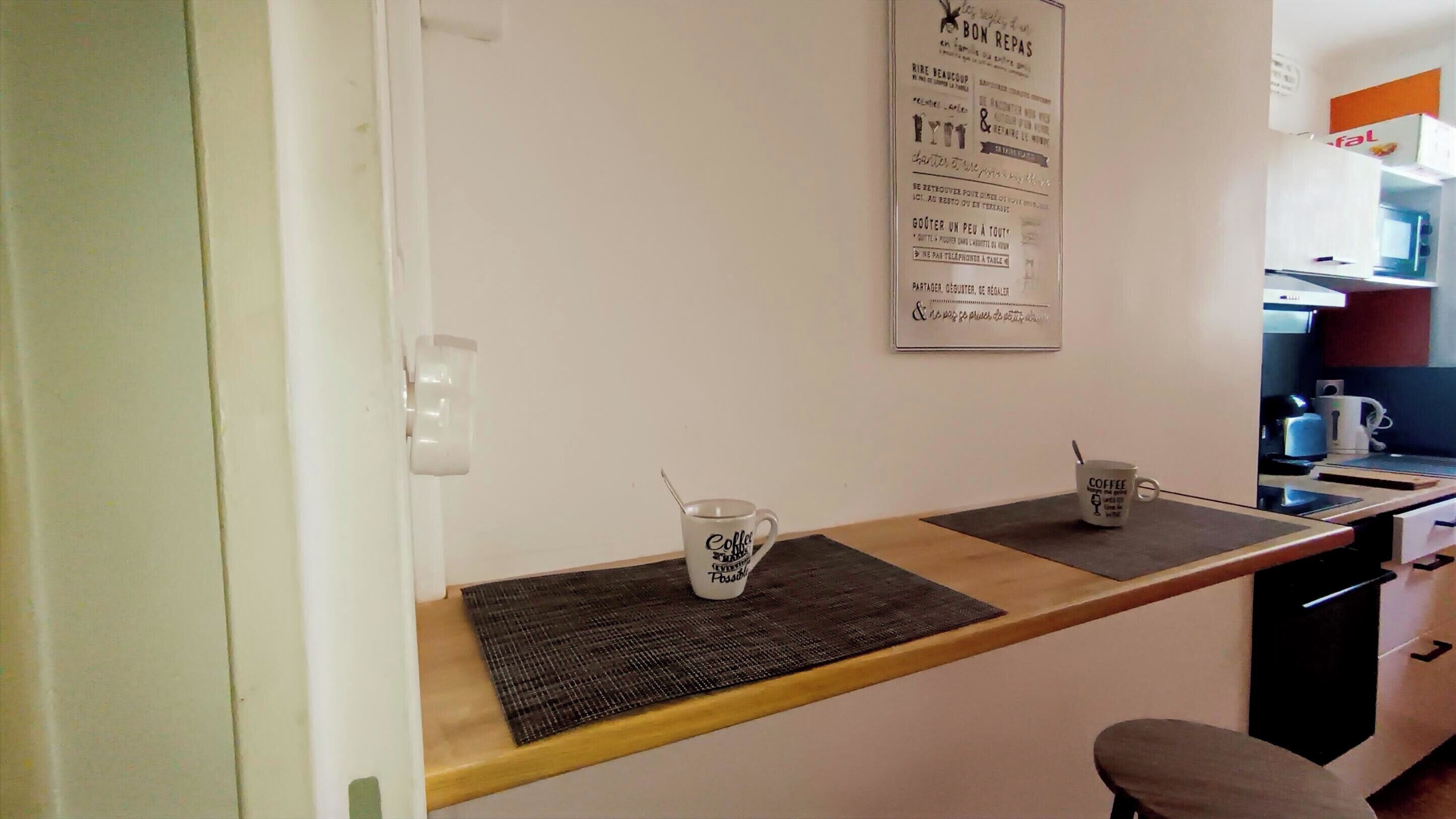 Een koelkast, een microgolfoven, een oven