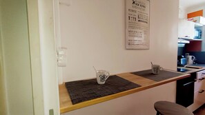 Refrigerador, microondas, horno y cafetera y tetera