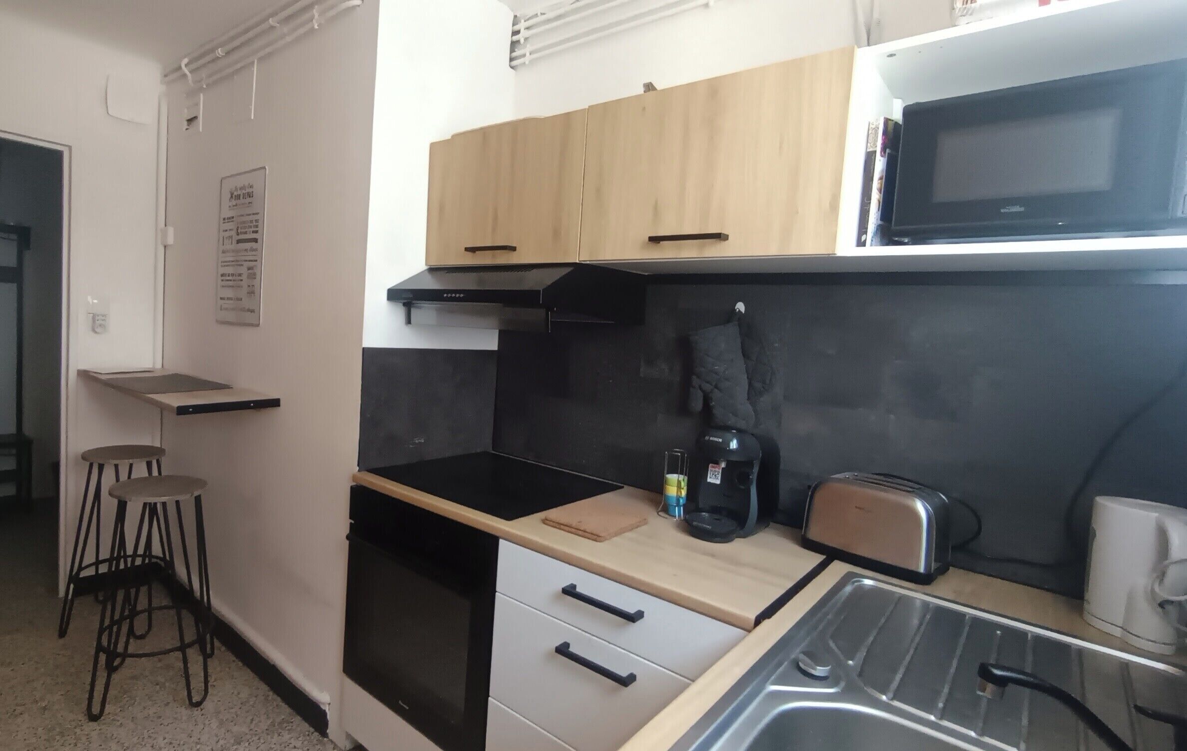 Réfrigérateur, micro-ondes, four, cafetière/bouilloire