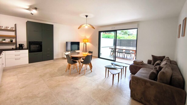Un apartamento moderno con cocina, comedor y sala de estar.