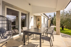 Outdoor dining - Oliva Serenity Pool Apartment (Pomer)