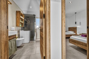 Douche, sèche-cheveux, serviettes fournies, papier toilette