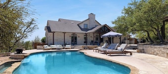 Casita, pool + Hill Country views, 5 private acres
