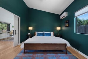 7 habitaciones, escritorio, tabla de planchar con plancha y internet 