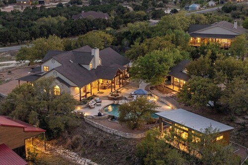 Casita, pool + Hill Country views, 5 private acres