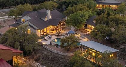 Casita, pool + Hill Country views, 5 private acres