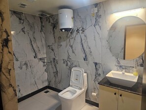 Kahden hengen deluxe-huone | Kylpyhuone | Suihku, ilmaiset hygieniatuotteet, pyyhkeet, saippua