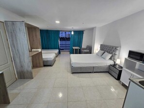 Cortinas blackout, tabla de planchar con plancha y wifi gratis 