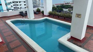 Leilighet – standard, terrasse, utsikt mot innsjø | Basseng | Utendørsbasseng