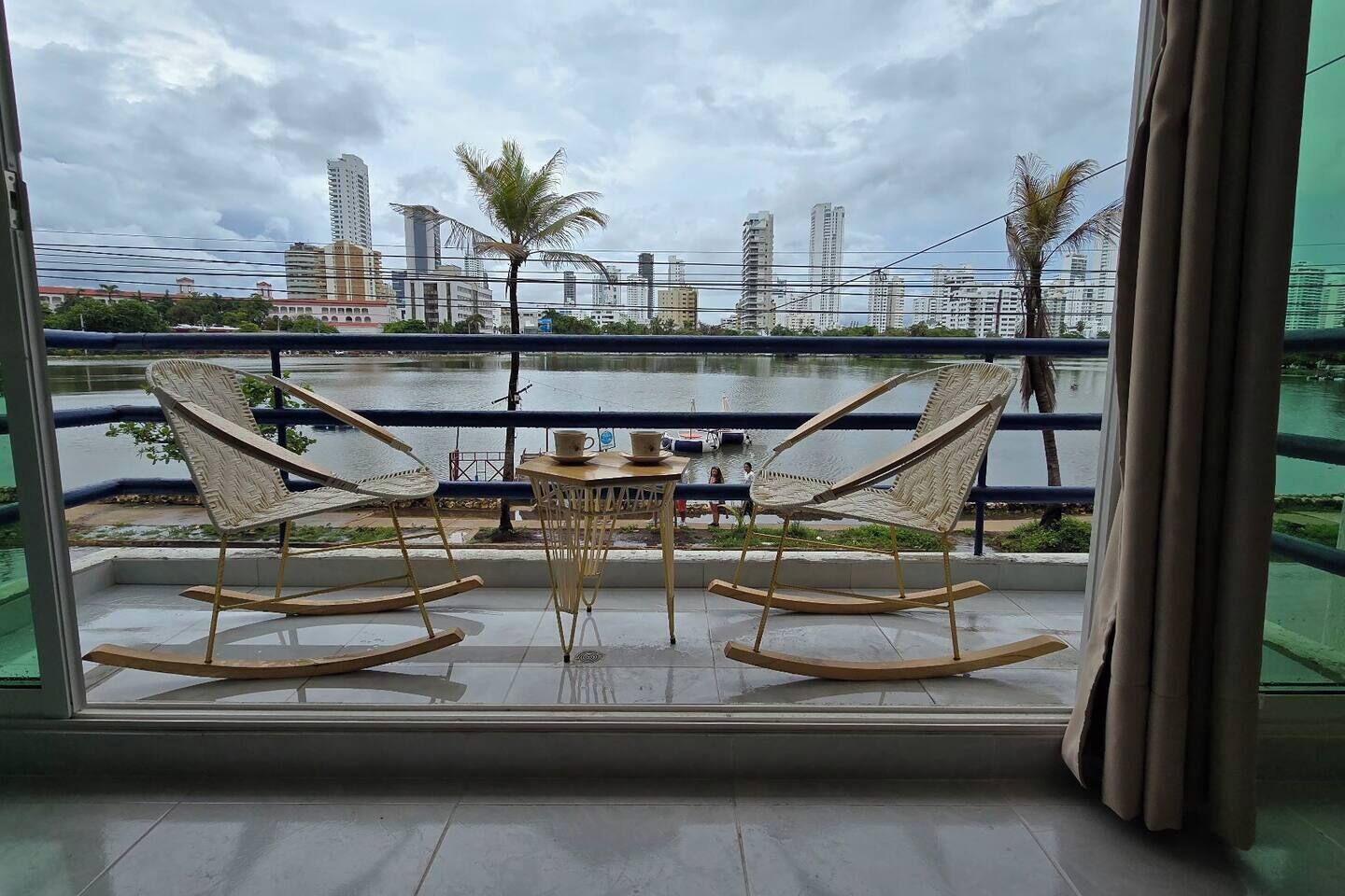 Apartamento estándar, patio, vistas al lago | Jardines del alojamiento