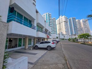 Studio – basic, terrasse, utsikt mot innsjø | Eksteriør