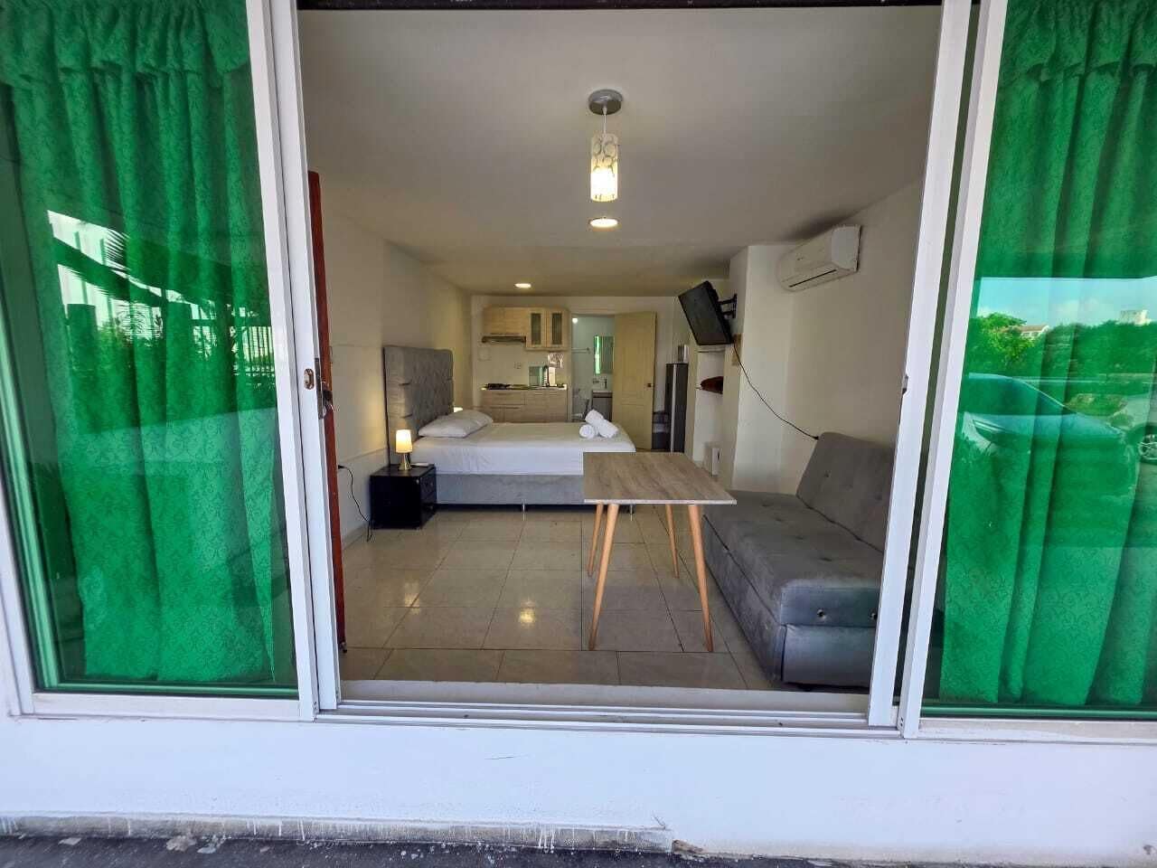 Estudio básico, patio, vistas al lago | Cortinas opacas, tabla de planchar con plancha, wifi gratis