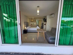 Eenvoudige studio, terras, uitzicht op meer | Verduisterende gordijnen, een strijkplank/strijkijzer, gratis wifi
