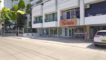 Studio – basic, terrasse, utsikt mot innsjø | Eksteriør