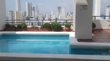Departamento estándar, patio, vista al lago | Alberca | Alberca al aire libre