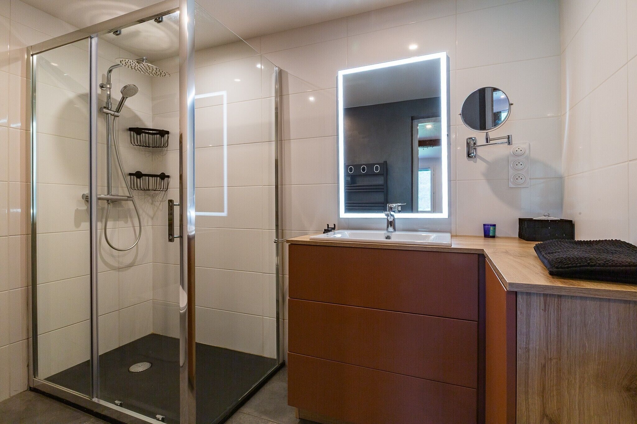 Een douche, een haardroger, handdoeken