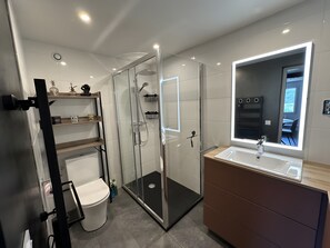 Ducha, secador de pelo y toallas