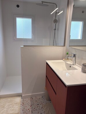 Towels, soap, toilet paper - Ty Glaz, on the road to the beaches... (Plobannalec-Lesconil)