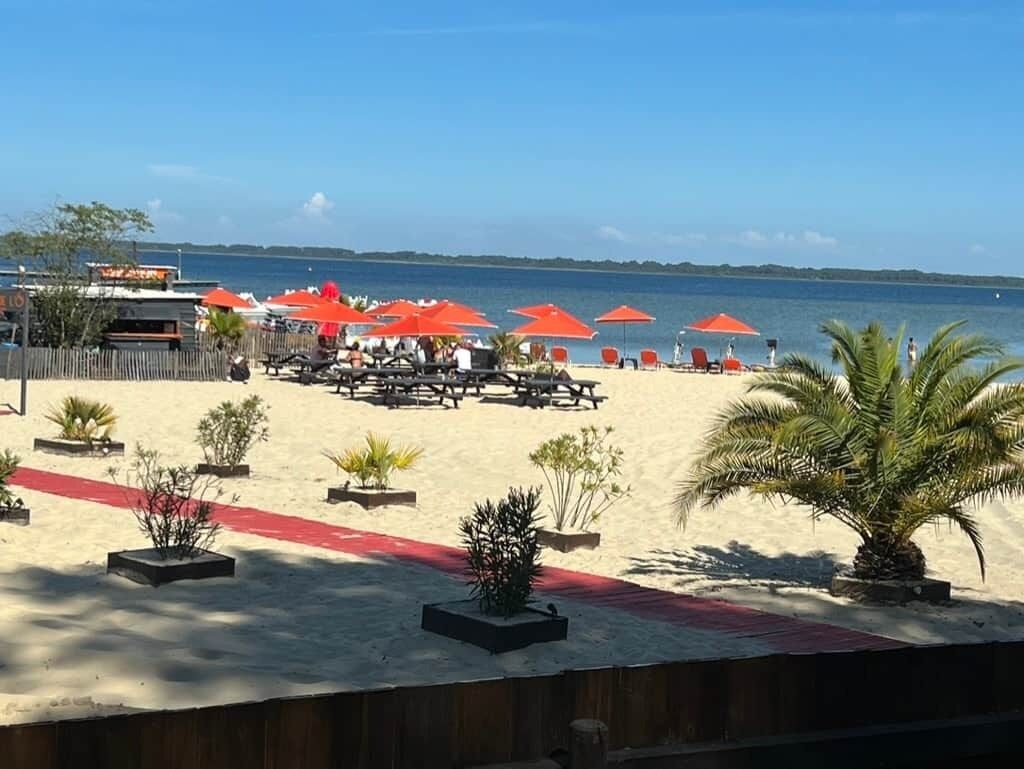 Sulla spiaggia, lettini da mare, teli da spiaggia