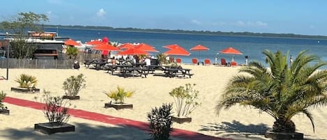 Sulla spiaggia, lettini da mare, teli da spiaggia