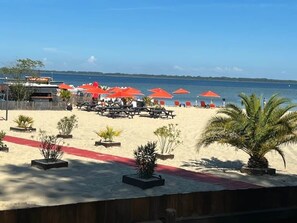 En la playa, camastros y toallas de playa 