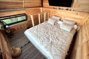 1 dormitorio, caja fuerte, tabla de planchar con plancha y cuna de viaje