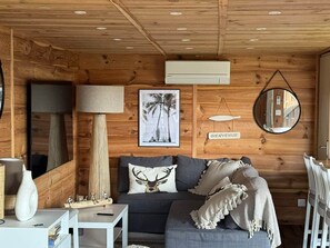 Smart TV, libros, biblioteca musical y videoteca 