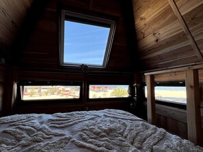 1 dormitorio, caja fuerte, tabla de planchar con plancha y cuna de viaje