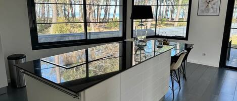 Réfrigérateur, micro-ondes, four, plaque de cuisson