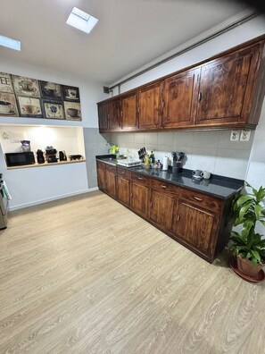 Batterie de cuisine, vaisselle et ustensiles